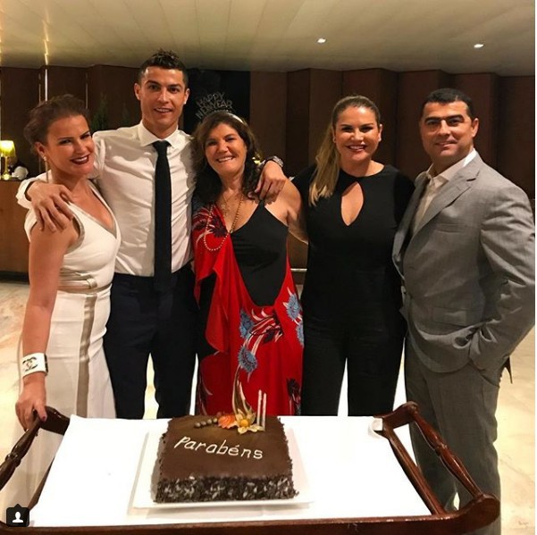 Ronaldo và bạn gái hạnh phúc mừng sinh nhật mẹ Dolores - Ảnh 1.
