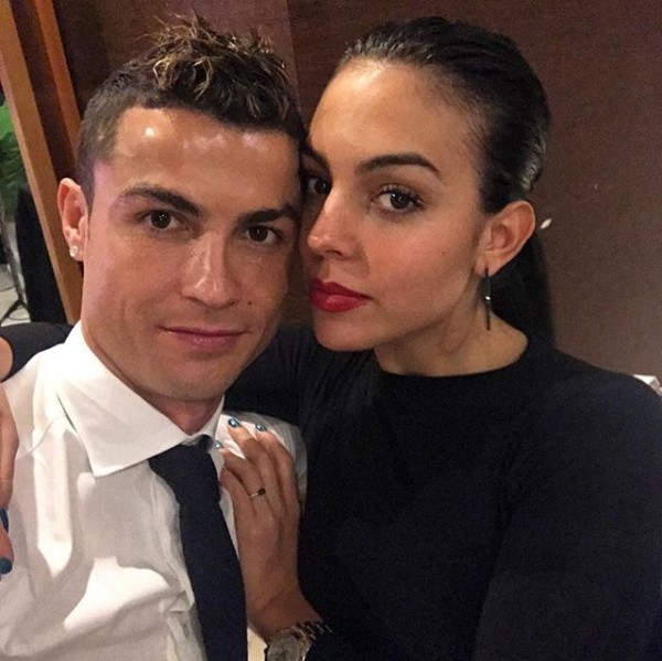 Ronaldo và bạn gái hạnh phúc mừng sinh nhật mẹ Dolores - Ảnh 2.