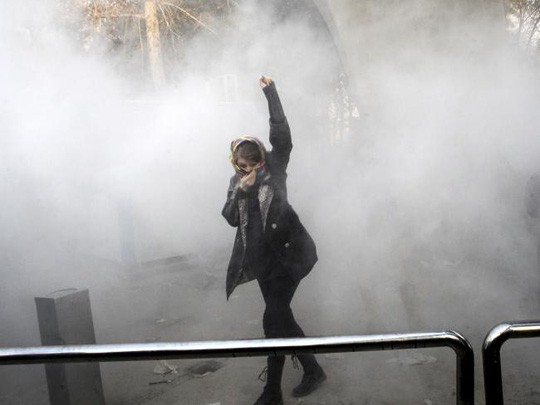 Iran: Cố trộm súng cảnh sát, 6 người biểu tình thiệt mạng - Ảnh 1.