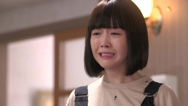 Nhảy m&uacute;a hăng qu&aacute; rơi cả &aacute;o gi&aacute;p, c&ocirc; g&aacute;i tội nghiệp bị crush bỏ rơi lu&ocirc;n trong đ&ecirc;m countdown - Ảnh 1.