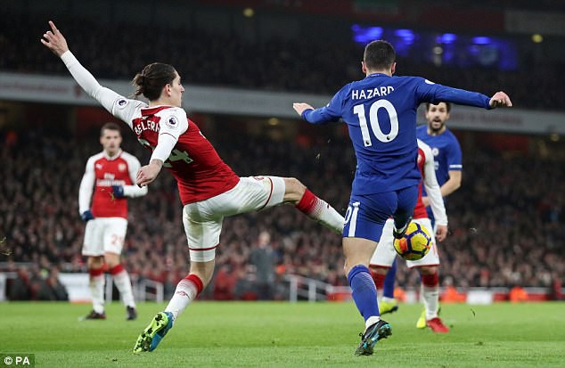 Tranh cãi dữ dội về quả penalty của Eden Hazard ở trận Arsenal 2-2 Chelsea - Ảnh 1.