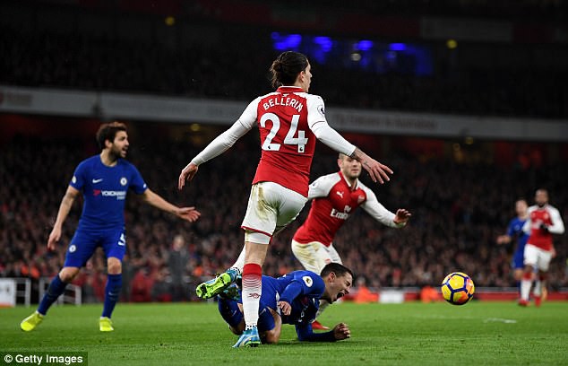 Tranh cãi dữ dội về quả penalty của Eden Hazard ở trận Arsenal 2-2 Chelsea - Ảnh 2.