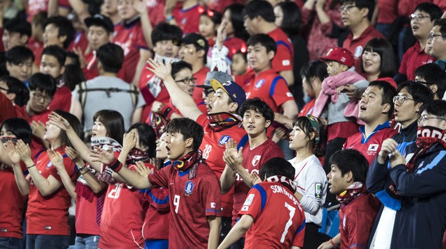 Năm 2017: Lượng fan cổ vũ V.League mỗi trận gần bằng K-League - Ảnh 1.