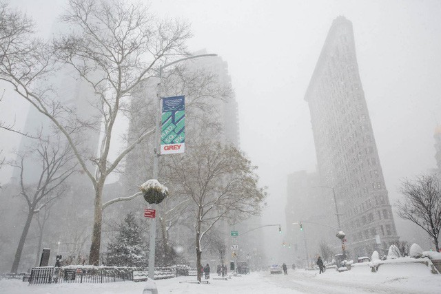 New York như hành tinh khác trong trận bão tuyết khiến nước Mỹ lạnh hơn sao Hỏa - Ảnh 2.