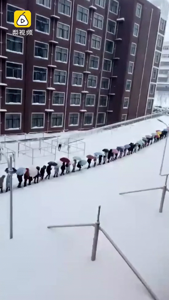 Mưa tuyết, giá lạnh tràn xuống Trung Quốc: Sinh viên cầm ô, xếp hàng lên lớp - Ảnh 2.