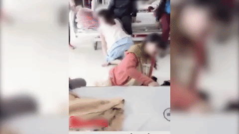 Video chỉ nhìn thôi cũng thấy đau: Chị em nằm ngồi la liệt trên sàn bệnh viện, khóc nức nở vì đau đẻ - Ảnh 2.