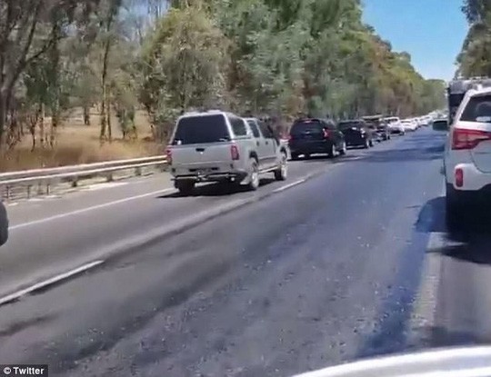Úc: Nắng nóng tới nỗi chảy nhựa cả 10 km đường cao tốc - Ảnh 1.