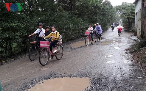 Di chuyển trên đường công vụ, học sinh vào lớp như người đi cày - Ảnh 1.