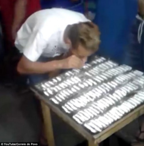 Brazil: Các tù nhân xếp hàng hít cocaine tập thể - Ảnh 1.