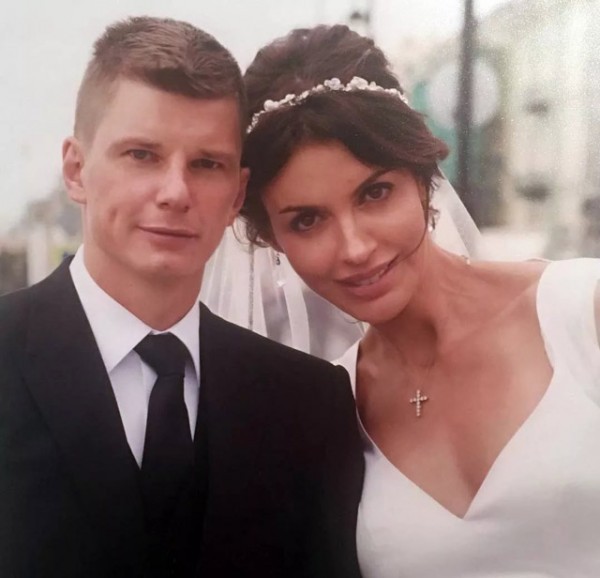 Bị đuổi xuống máy bay, vợ cựu sao Arsenal tự nhận là điệp viên Nga - Ảnh 1.
