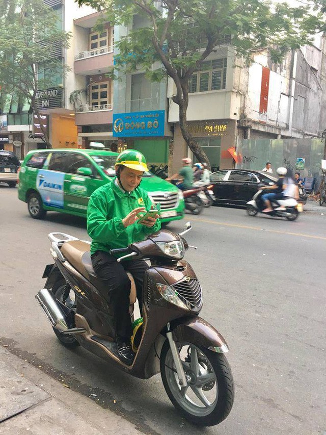  Muốn làm dâu trăm họ thật tốt, Chủ tịch HĐQT của taxi Mai Linh tự chạy xe ôm chở khách  - Ảnh 1.