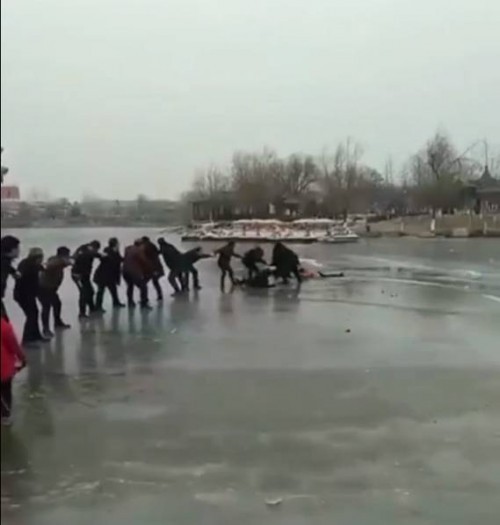 Chuyện ấm lòng ngày đông: Người dân nắm tay kết thành dây cứu hai mẹ con rơi xuống hồ băng - Ảnh 2.