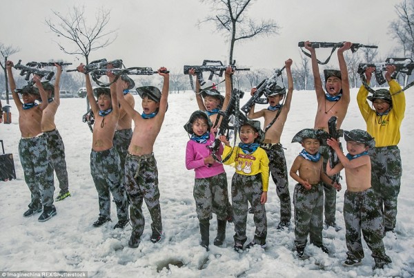 Khóa huấn luyện khắc nghiệt: Cho trẻ em cởi trần, dội nước lạnh lên người giữa trời tuyết - Ảnh 2.