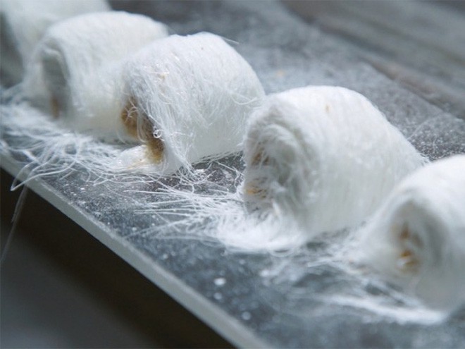 Độc đáo món kẹo râu rồng ở Trung Quốc phải quấn trên 16.000 vòng mới hoàn thành món ăn - Ảnh 1.