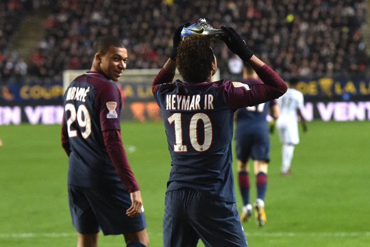Đưa PSG vào bán kết, Neymar ăn mừng kiểu dị - Ảnh 1.