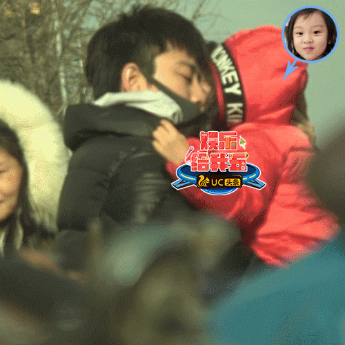 Hình ảnh đau lòng: Giả Nãi Lượng ôm hôn đưa con gái đi học, khóc nức nở sau khi tiễn con - Ảnh 1.