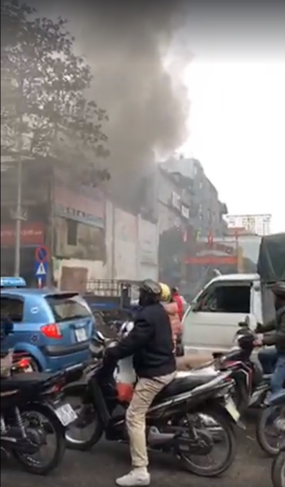Hà Nội: Cháy lớn nhà dân ngay cạnh chợ Mơ, cột khói dày đặc bốc cao hàng chục mét - Ảnh 1.