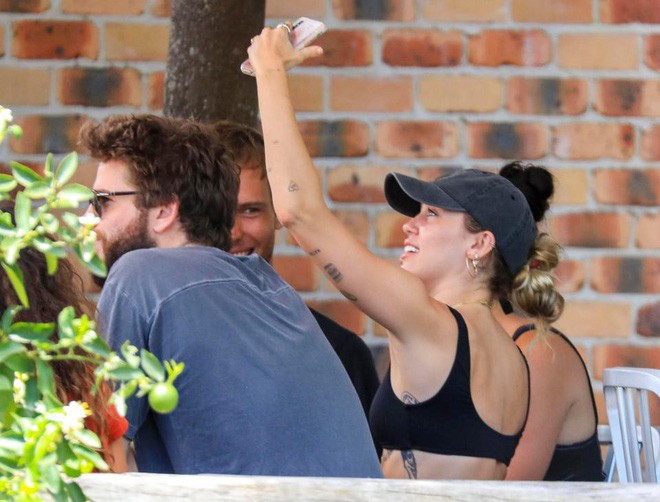 Miley Cyrus và Liam Hemsworth đeo nhẫn đôi hạnh phúc sau tin đồn bí mật kết hôn - Ảnh 2.