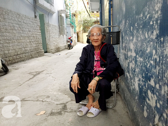 Xe bánh mì ngon nức tiếng Sài Gòn của bà Tư Trầu: 60 năm tuổi đời vẫn làm mê lòng những thực khách sành ăn - Ảnh 1.