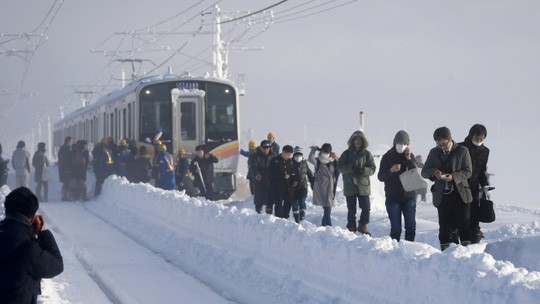 Nhật Bản: Tuyết chôn chân xe lửa, khách rã rời đứng cả đêm - Ảnh 1.