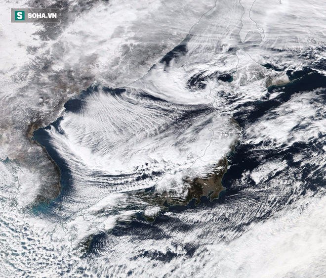 Bão tuyết vừa tấn công Nhật theo cách lạ lùng, đóng băng cả đoàn xe lửa - Ảnh 1.