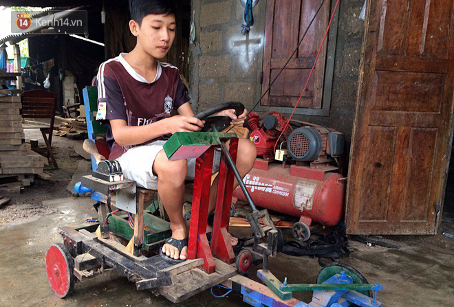 Nam sinh lớp 9 chế tạo ô tô điện từ gỗ và phế liệu để chở các em nhỏ đi học - Ảnh 2.