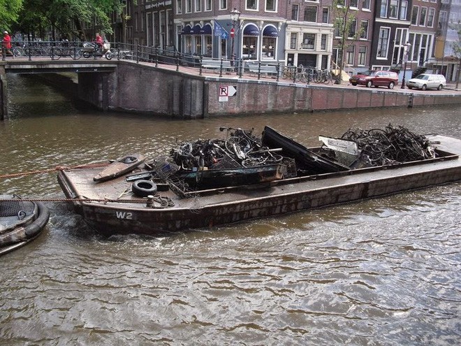 Vớt được 15.000 xe đạp/năm dưới kênh rạch ở Amsterdam, vì sao lại có con số kinh khủng vậy? - Ảnh 2.