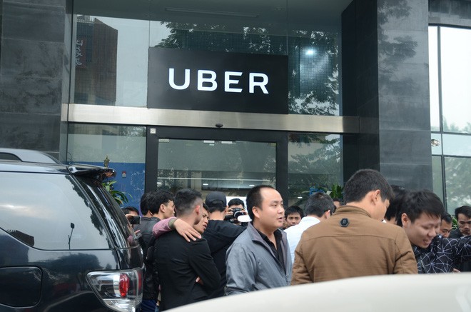 Hàng trăm tài xế Grab, Uber kéo về trụ sở ở Hà Nội để yêu cầu giảm chiết khấu - Ảnh 2.