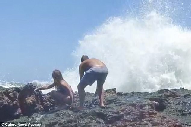 Ham hố chụp ảnh bên bờ biển, cặp đôi bị sóng đánh gãy chân, phải nhập viện khẩn cấp - Ảnh 3.