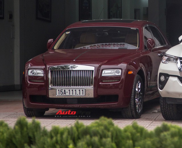 Rolls-Royce Ghost biển ngũ quý 1 Hải Phòng được bày bán tại vỉa hè Hà Nội - Ảnh 1.