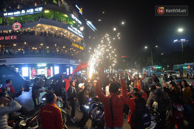 Người hâm mộ đổ ra Hồ Gươm mừng chiến tích của U23 Việt Nam - Ảnh 2.