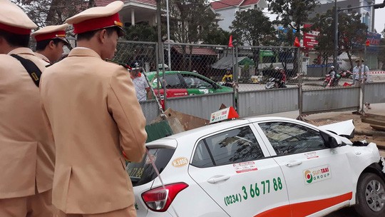 Xe taxi lọt hố công trình đang thi công - Ảnh 1.