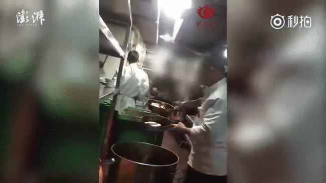 Trung Quốc: Nhà hàng nổi tiếng tái sử dụng một thùng nước lẩu, khách ăn không hết thì đổ vào rồi múc ra cho khách mới - Ảnh 3.