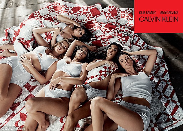 5 chị em Kardashian cùng chụp ảnh nội y, Kylie Jenner là người có biểu hiện lạ gây chú ý nhất - Ảnh 1.