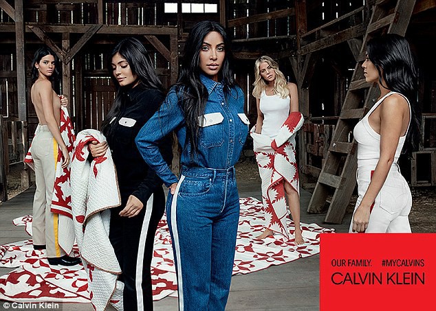 5 chị em Kardashian cùng chụp ảnh nội y, Kylie Jenner là người có biểu hiện lạ gây chú ý nhất - Ảnh 2.