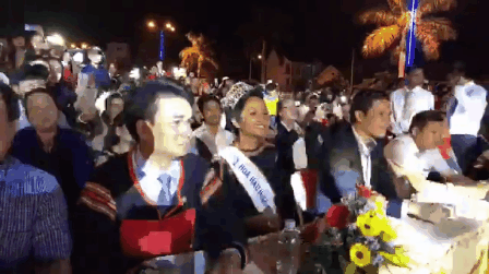 Chẳng Hoa hậu nào vượt được sự hồn nhiên của HHen Niê: Ngồi bàn đại biểu vẫn nhún nhảy tưng bừng - Ảnh 1.
