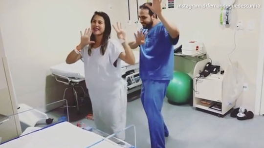 Bác sĩ nhảy samba với sản phụ trong phòng sinh - Ảnh 1.