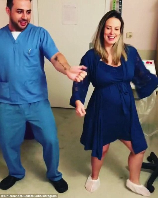 Bác sĩ nhảy samba với sản phụ trong phòng sinh - Ảnh 2.