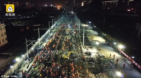 Chóng mặt: Công nhân Trung Quốc xây đường sắt mới chỉ trong 9 tiếng - Ảnh 1.