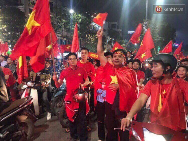 Phó Thủ tướng Vũ Đức Đam hoà vào dòng người chúc mừng đội tuyển U23 Việt Nam giành vé vào chung kết - Ảnh 1.