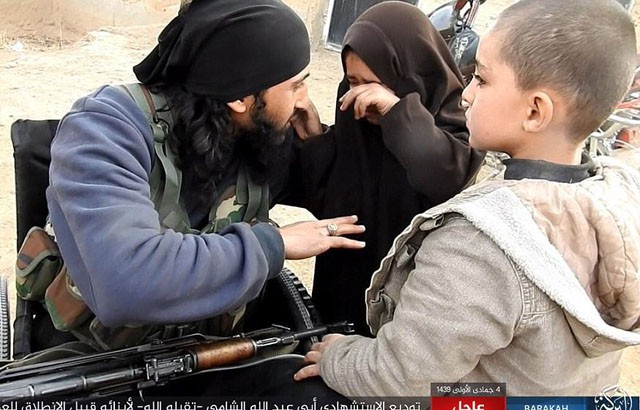Chiến binh IS cụt chân tạm biệt con gái rồi lái xe bom lao vào quân đội Syria  - Ảnh 1.