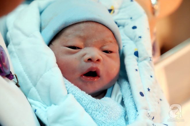 Bà mẹ 24 tuổi ở Sài Gòn sinh bé gái ngay thời khắc đầu tiên của năm 2018 - Ảnh 12.