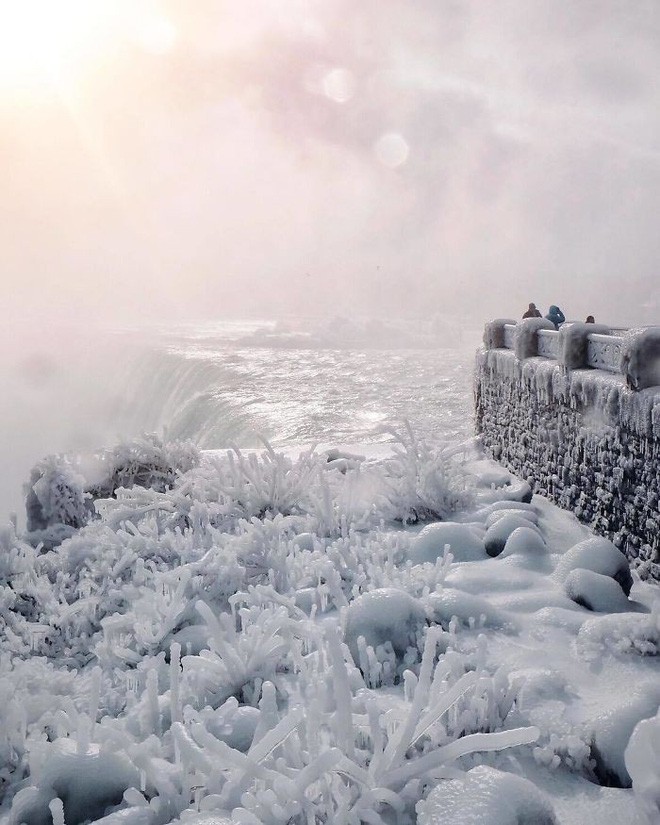 Lạnh giá kỷ lục khiến thác nước Niagara tiếp tục đóng băng, tạo nên những cây cầu nối Mỹ và Canada - Ảnh 11.