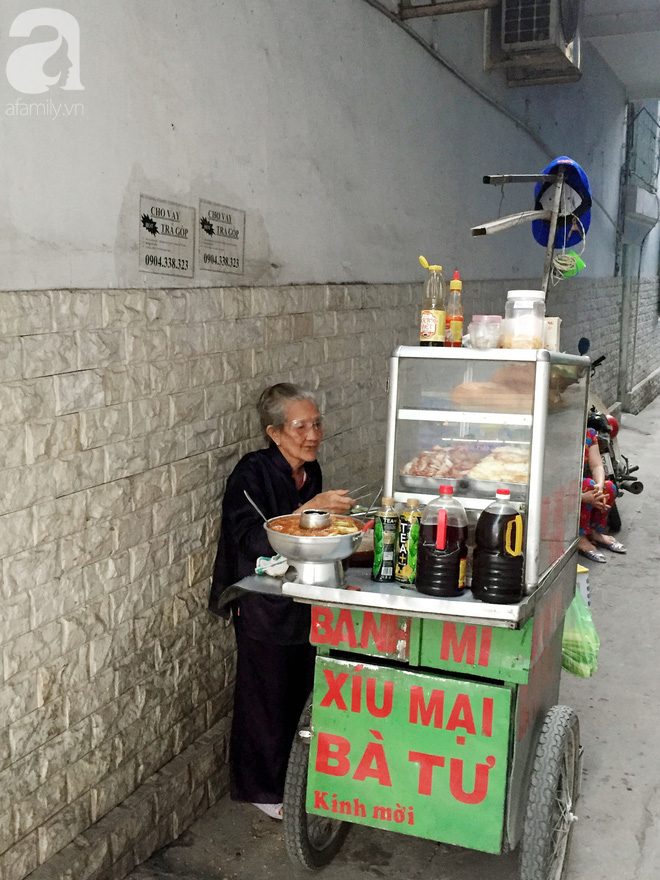 Xe bánh mì ngon nức tiếng Sài Gòn của bà Tư Trầu: 60 năm tuổi đời vẫn làm mê lòng những thực khách sành ăn - Ảnh 11.