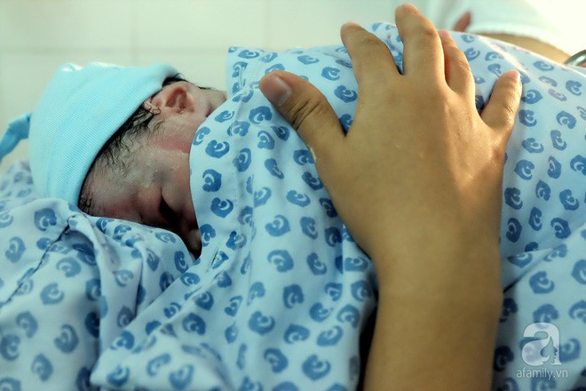 Bà mẹ 24 tuổi ở Sài Gòn sinh bé gái ngay thời khắc đầu tiên của năm 2018 - Ảnh 13.