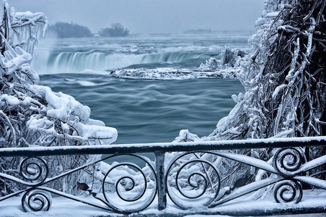 Lạnh giá kỷ lục khiến thác nước Niagara tiếp tục đóng băng, tạo nên những cây cầu nối Mỹ và Canada - Ảnh 12.