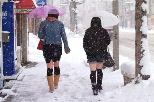 Mặc cho tuyết rơi trắng trời, nữ sinh Nhật Bản vẫn kiên cường diện váy ngắn xinh xắn tới trường - Ảnh 12.