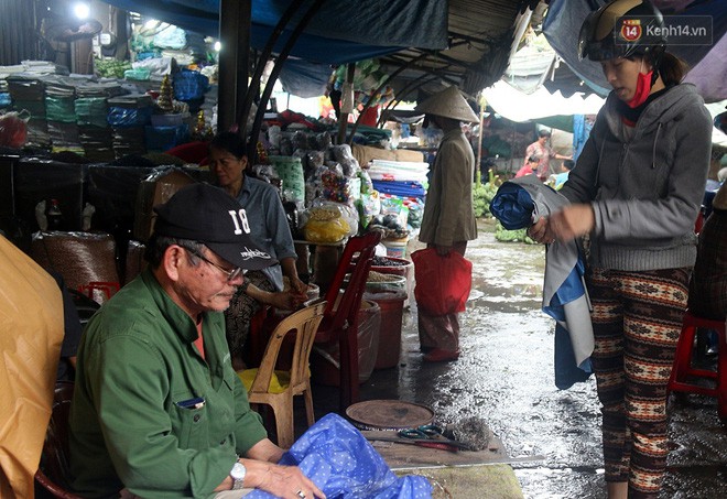 Chú Tí hơn 40 năm hành nghề lạ ở chợ Đông Ba: Vá áo mưa tàu ngầm cho người nghèo với giá 5 nghìn đồng - Ảnh 13.
