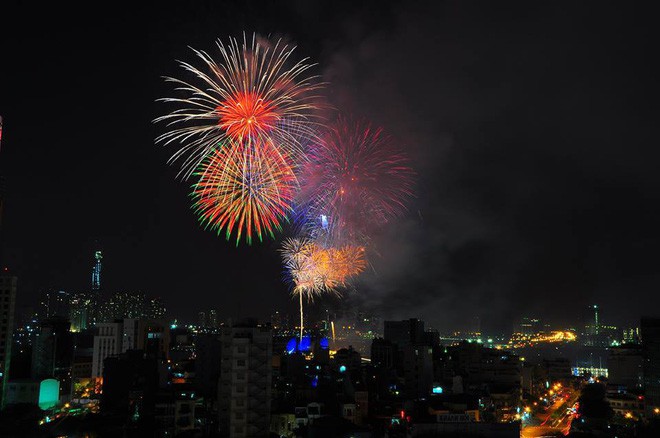 Chùm ảnh: Người dân Đà Nẵng và Sài Gòn mãn nhãn trước loạt pháo hoa đẹp rực rỡ mừng năm mới 2018 - Ảnh 13.