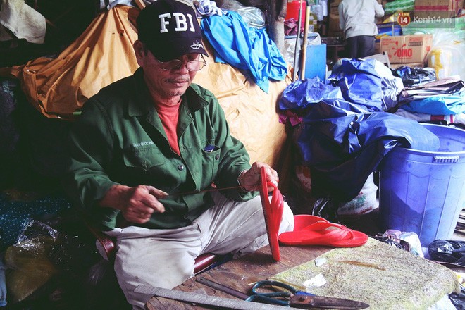 Chú Tí hơn 40 năm hành nghề lạ ở chợ Đông Ba: Vá áo mưa tàu ngầm cho người nghèo với giá 5 nghìn đồng - Ảnh 14.